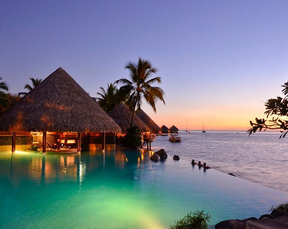 退房→波拉波拉機場返回帕比堤→希爾頓酒店CHECK IN (可走酒店空橋前往旁邊的商場逛街)