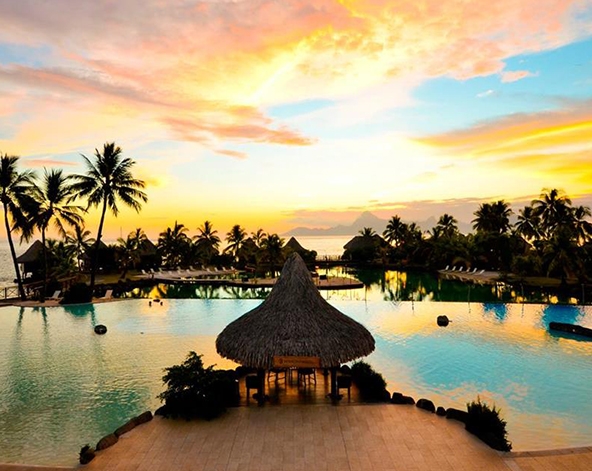 退房→波拉波拉機場返回帕比堤→希爾頓酒店CHECK IN (可走酒店空橋前往旁邊的商場逛街)