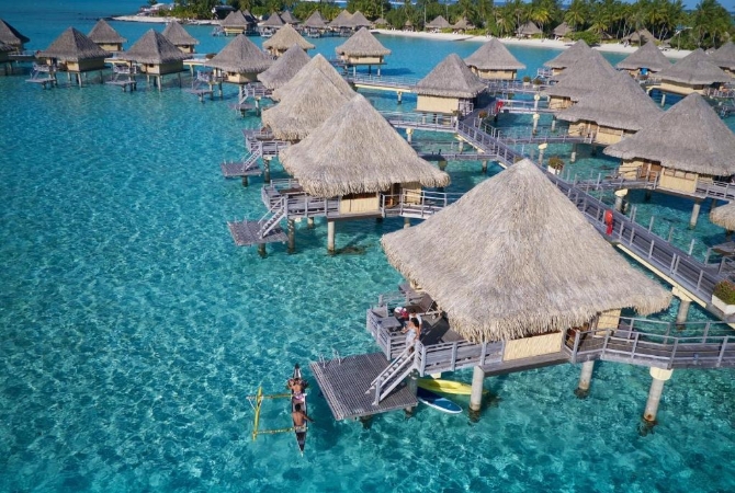 渡假村退房→茉莉亞島機場→波拉波拉島→波拉波拉洲際莫阿納渡假村入住→渡假村內晚餐